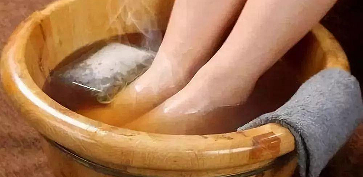 What is good to soak feet in when they are itchy?